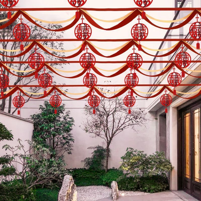 Decoración de bodas en el patio rural tira de flores al aire libre escena de boda cinta de color linterna escena de diseño de suministros de boda