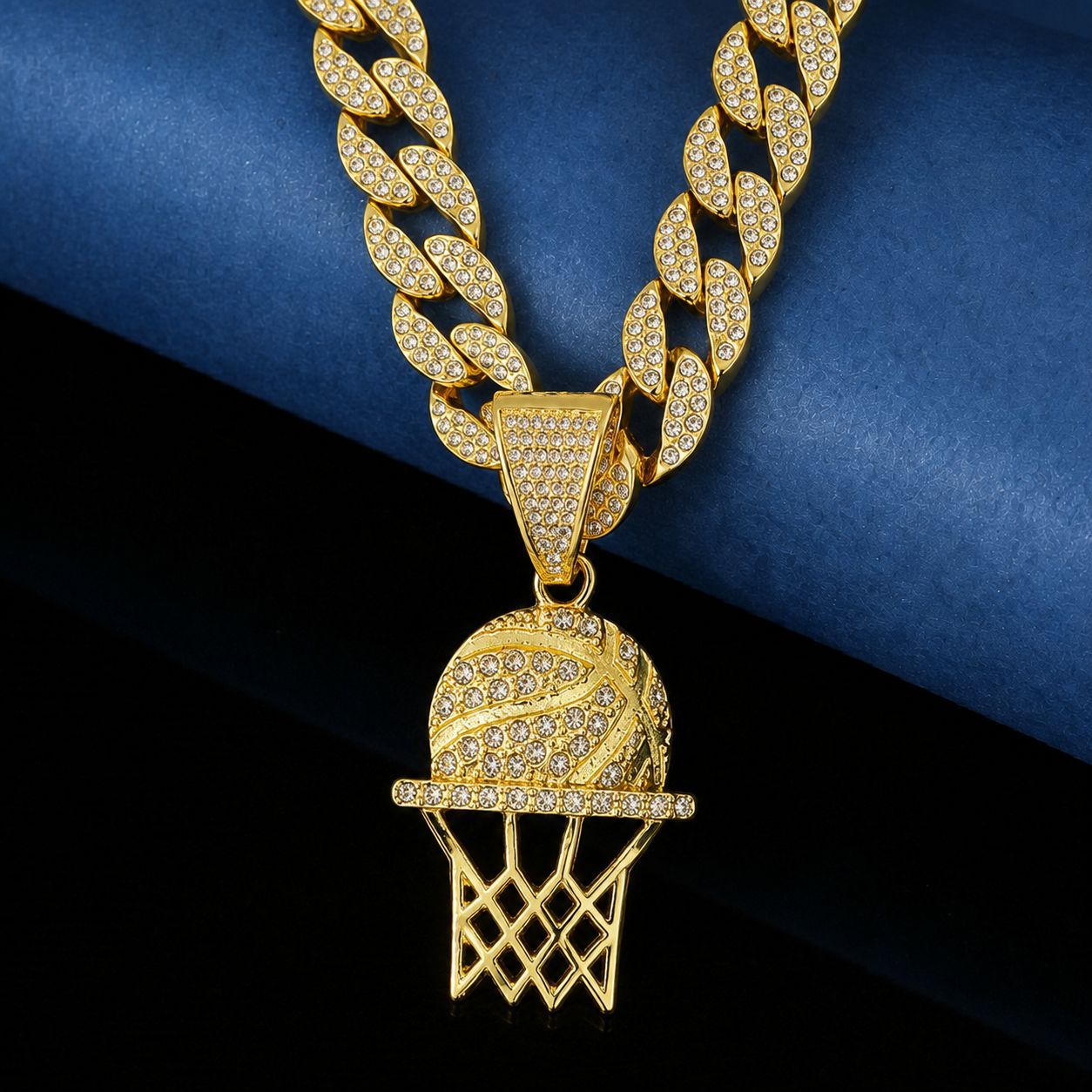 Collar colgante de marco de baloncesto hueco exquisito personalidad de moda de aleación europea y americana