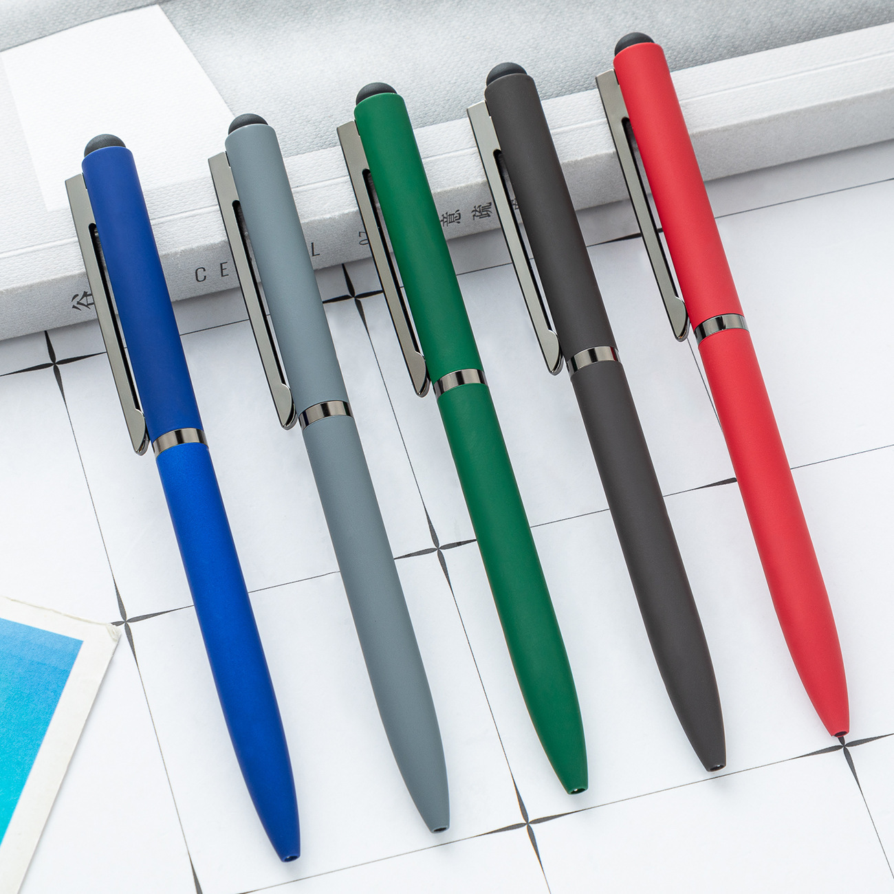 Bolígrafo de pantalla táctil con pulverización de pegamento para imprimir logotipo de regalo comercial bolígrafo de publicidad metal multicolor rotativo bolígrafo táctil