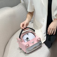 Mini小型自動車のデザインのハンドバッグは街頭でクールです。