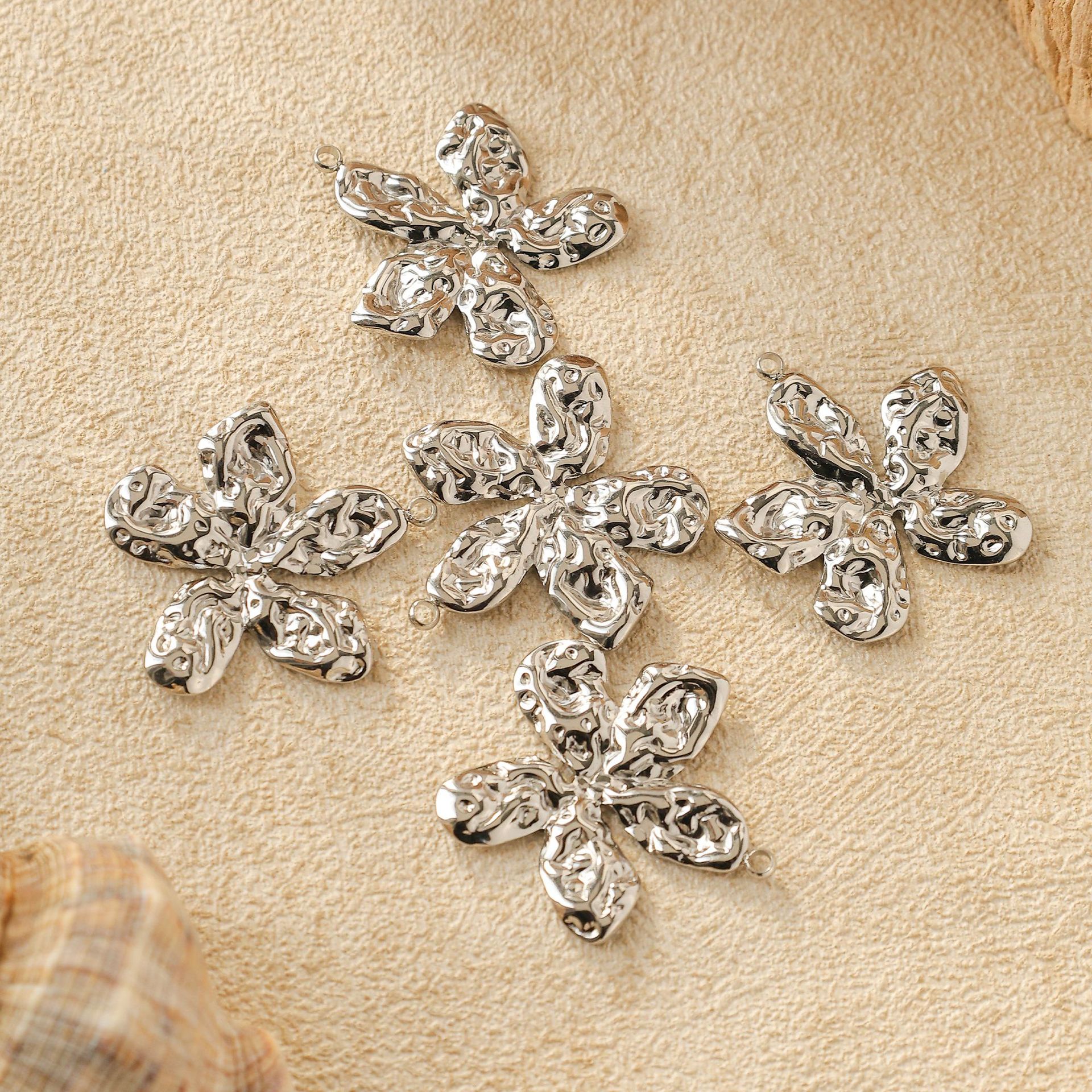 5 PCS/Package Quantity 5 PCS/Package 304 Stainless Steel Flower Pendant