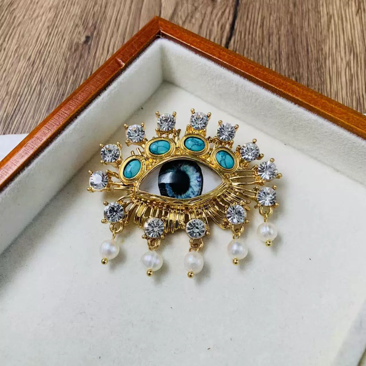 Middle -aged vintage freshwater pearl demon eyes brooch in the middle of the ancient Xia Pali Personal exaggerated pearl brooch