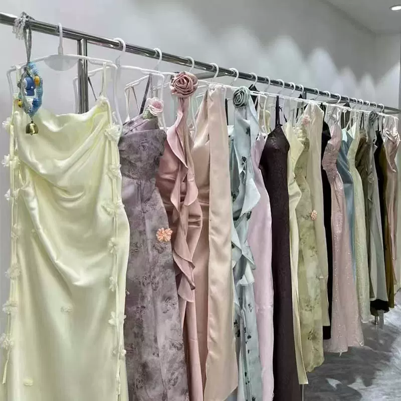 十三行连衣裙女2025夏季新款女装高级感性感辣妹风吊带裙批发货源