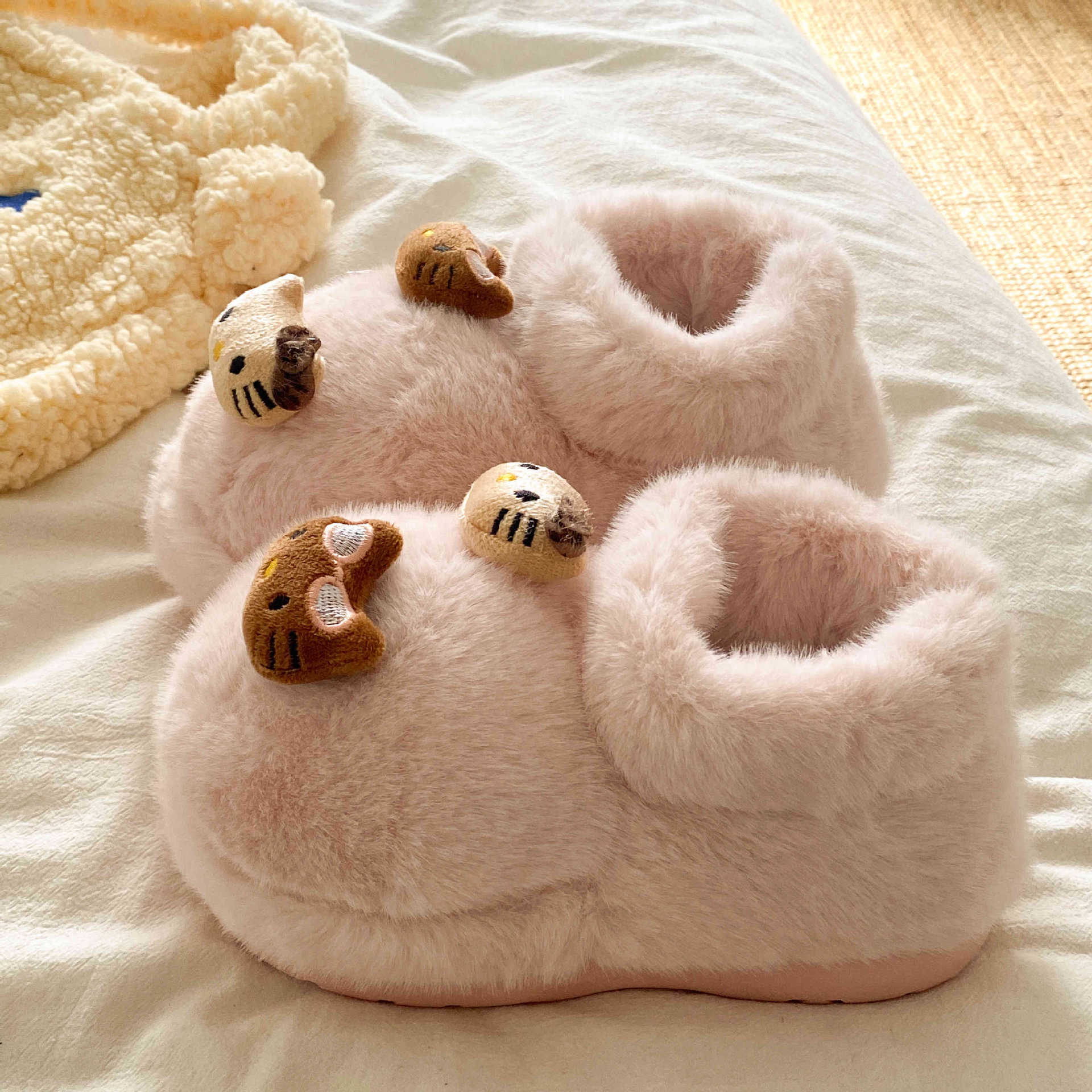Zapatos de algodón de invierno antideslizantes interiores casuales versátiles 2025 gatos de dibujos animados adorables aumentan la altura de las zapatillas de algodón de lana gruesa