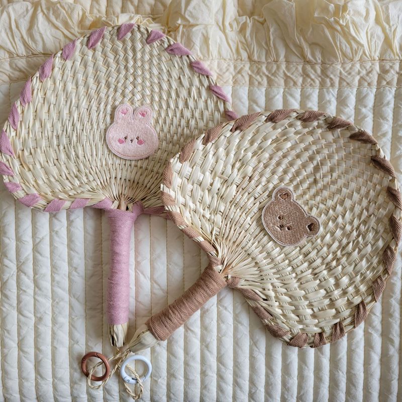 Ins韓国の同じタイプの純粋な手作りの蒲の扇子のかわいいドットの動物の頭の天然の蒲の扇子の蒲の草は現物を編んで供給します。|undefined
