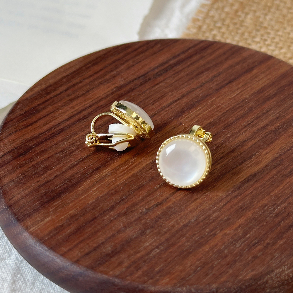 Versión coreana del temperamento de camelia, sin orejas perforadas, pinza para la oreja, flor de perla, tablero de ajedrez, pinza para la oreja triangular con diamantes, pendientes de nicho para mujeres