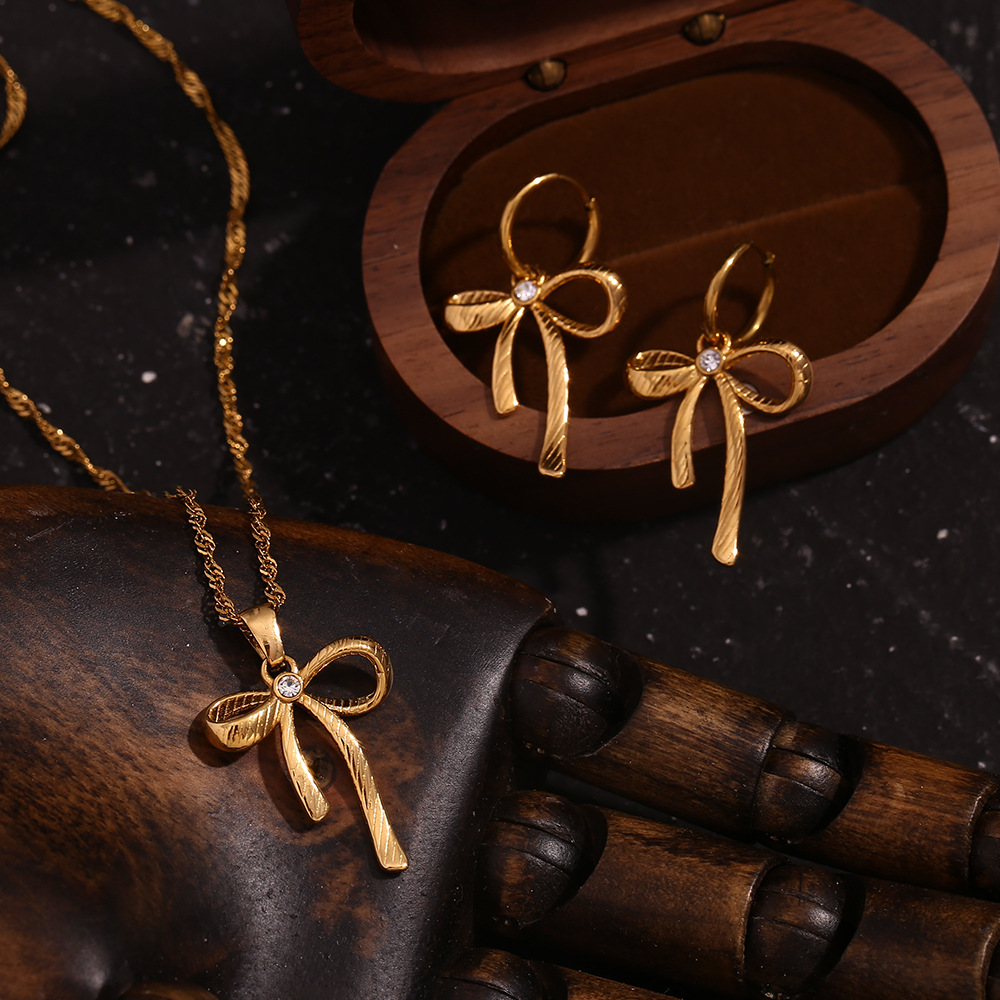 Fine Quality Sweet Twill With Diamond Bow Stainless Steel Pendant Necklace