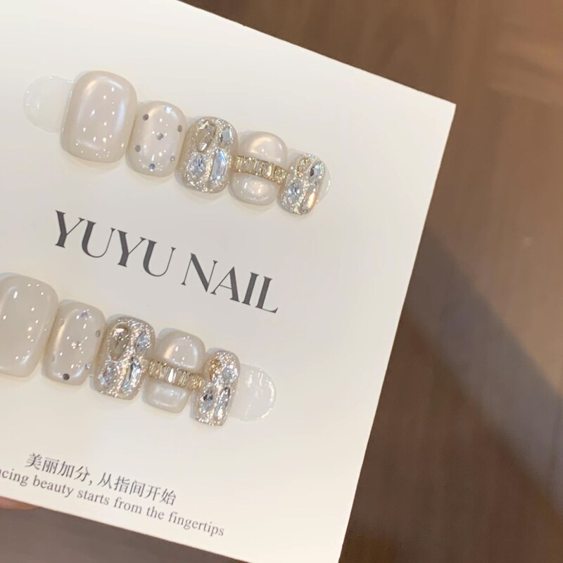 【Tender Tofu】Purely Handmade Wearable Nails for Everyday Use, Whitening Effect, High-End Feel, Nail Stickers, Short Fake Nails with Rhinestones