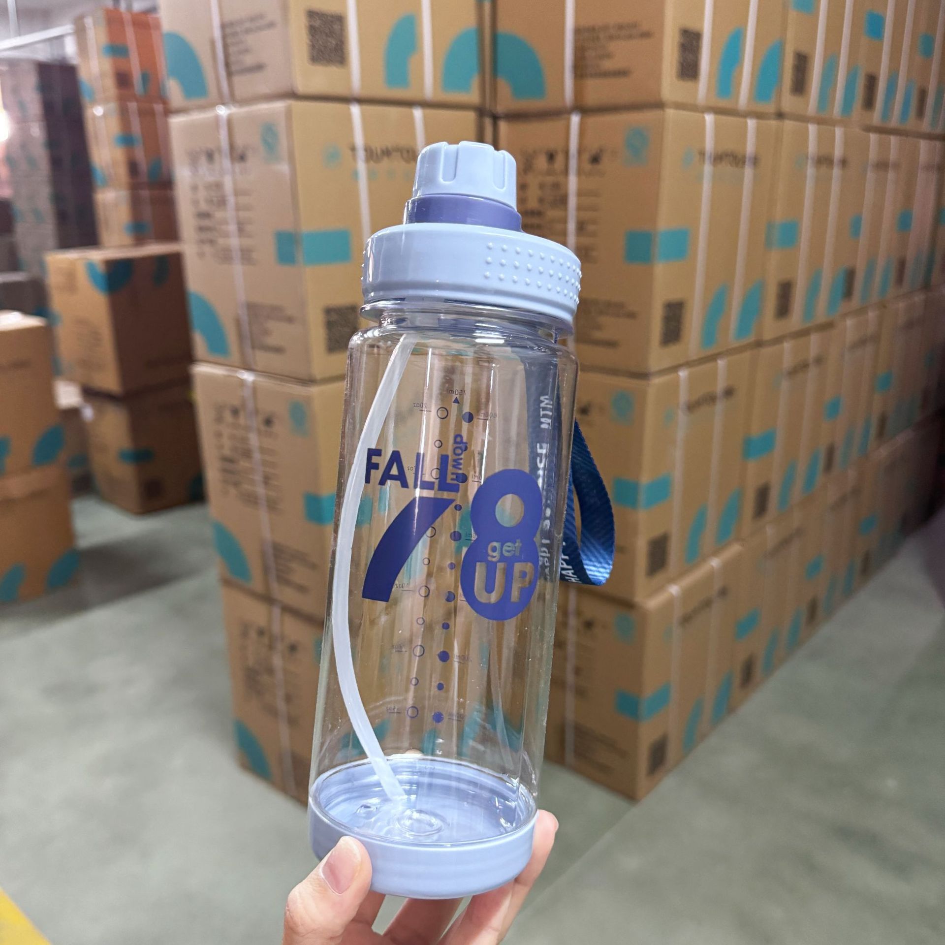 Venta directa de fábrica de botellas de plástico Taza de agua de plástico Cuerda de elevación Botella de agua de plástico Taza al aire libre Taza de espacio para estudiantes masculinos y femeninos Taza de paja