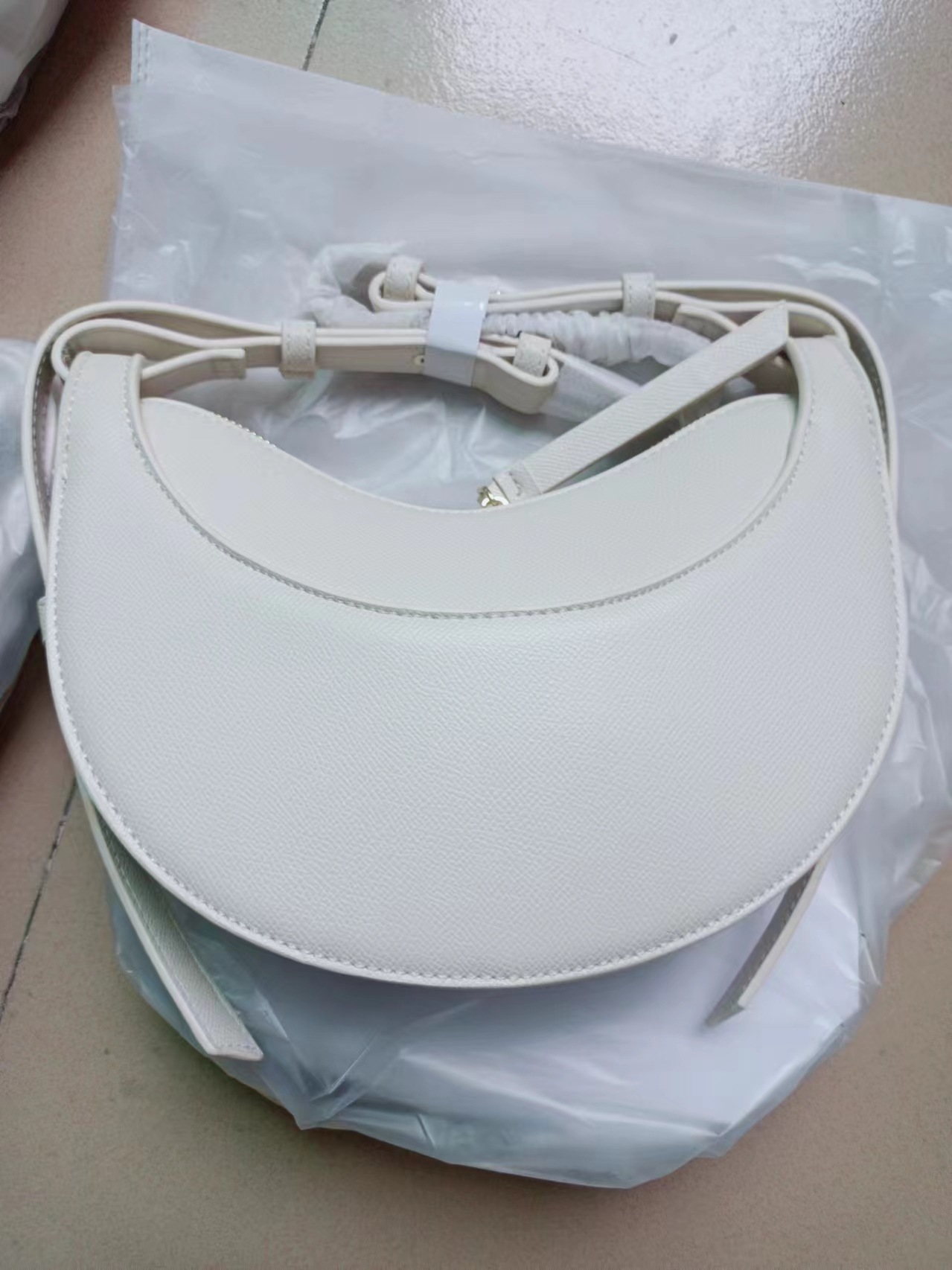 Borsa a spalla donna a mezzaluna con motivo litchi stile francese_voghion.com