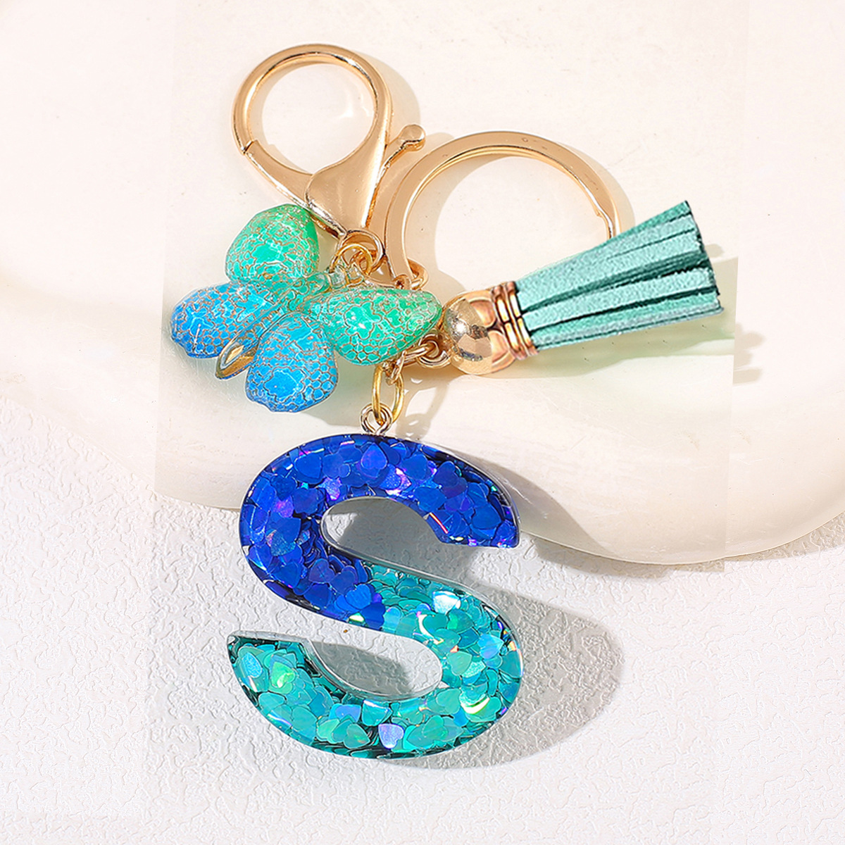 Amazon 26 letras llaveros bolsos damas colgantes colgantes sequillas letras bordas mariposa llaveros