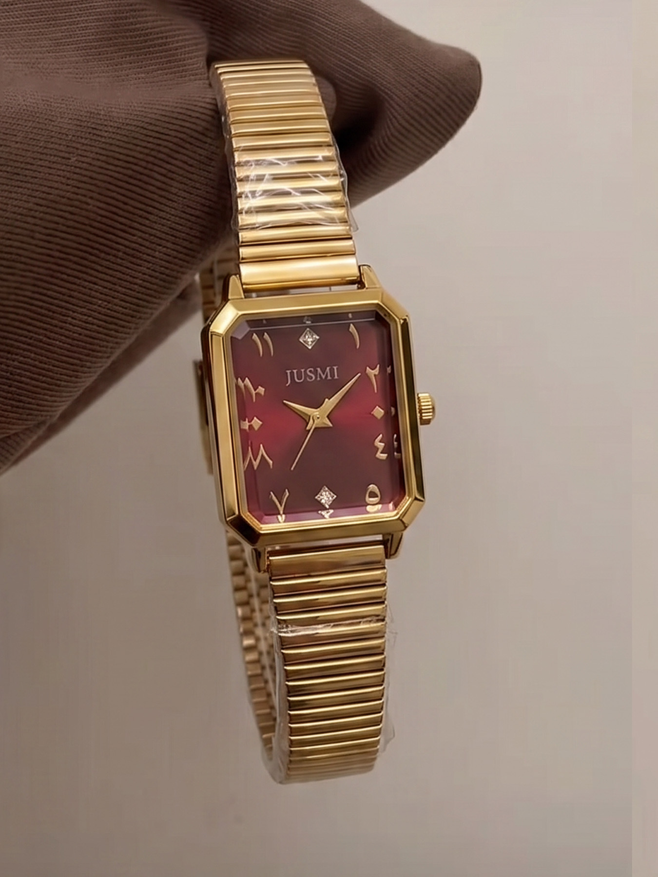 Sınırötesi Başarılı Kırmızı Kadran Altın Kadın Kuvars Saati Vintage Oval / Kare Kadın Saati Hafif Lüks Niş Tasarım