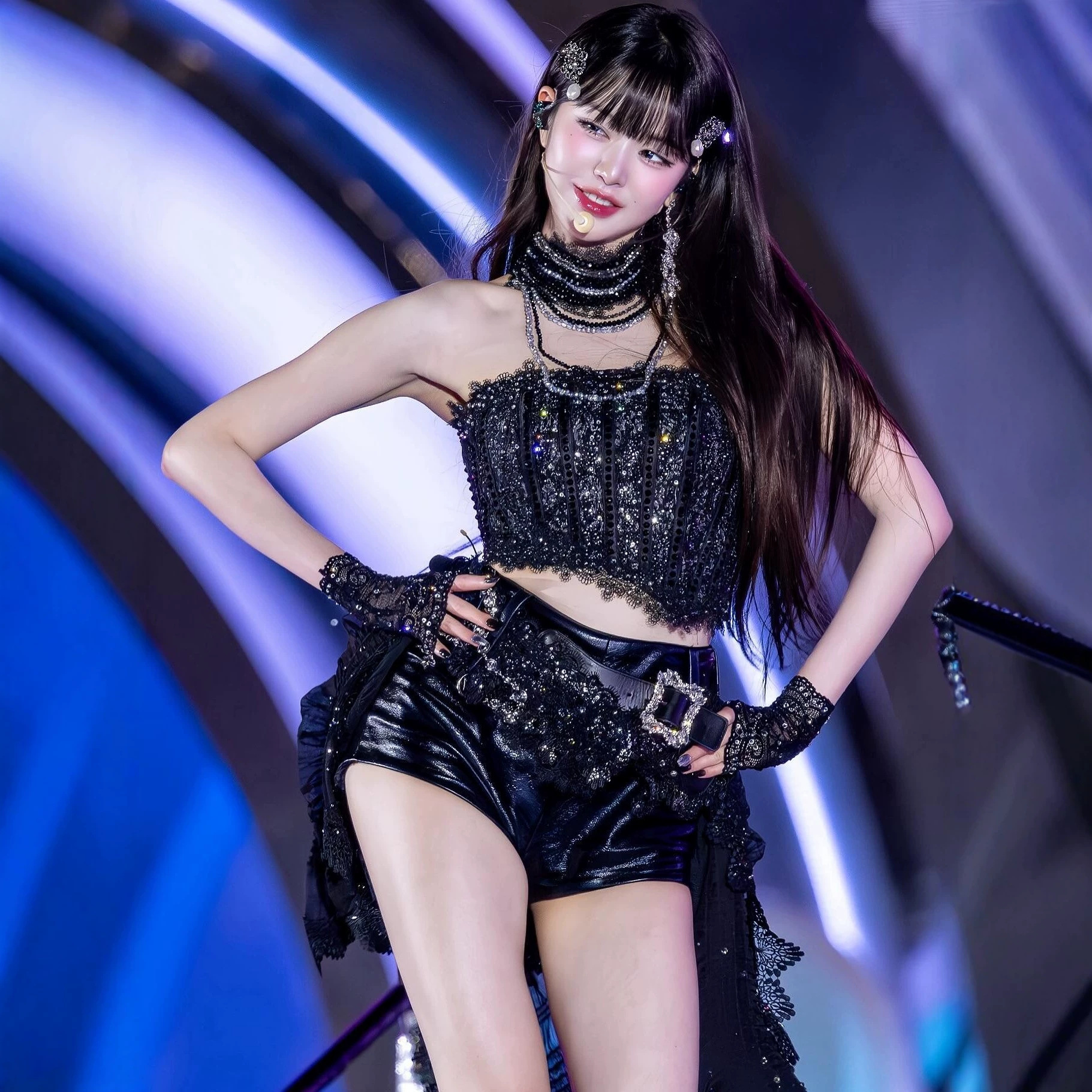 Idol Jang Won-young's same style black heavy-duty sequin and rhinestone dance performance outfit with a large tail skirt, suitable for bar performances