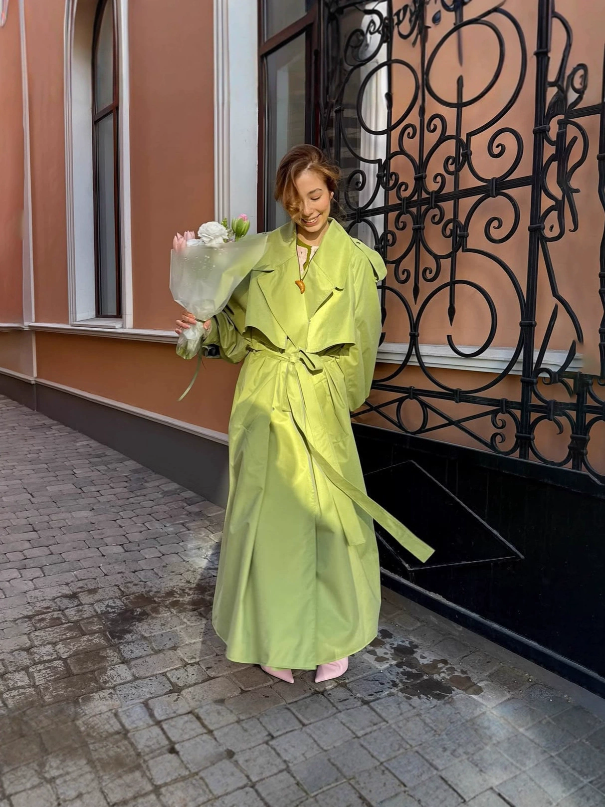 (Граница торговли), модная трендовая футболка-поддержка, осеннее trench coat, широкий палитра цветов, европейский стиль