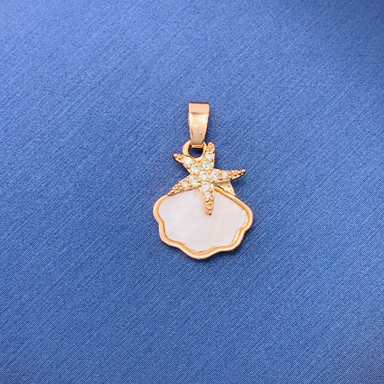 百種類のペンダントは心のままにファッションの経典を配合します。カップルの美しいペンダントは親友のアクセサリーを送ります。