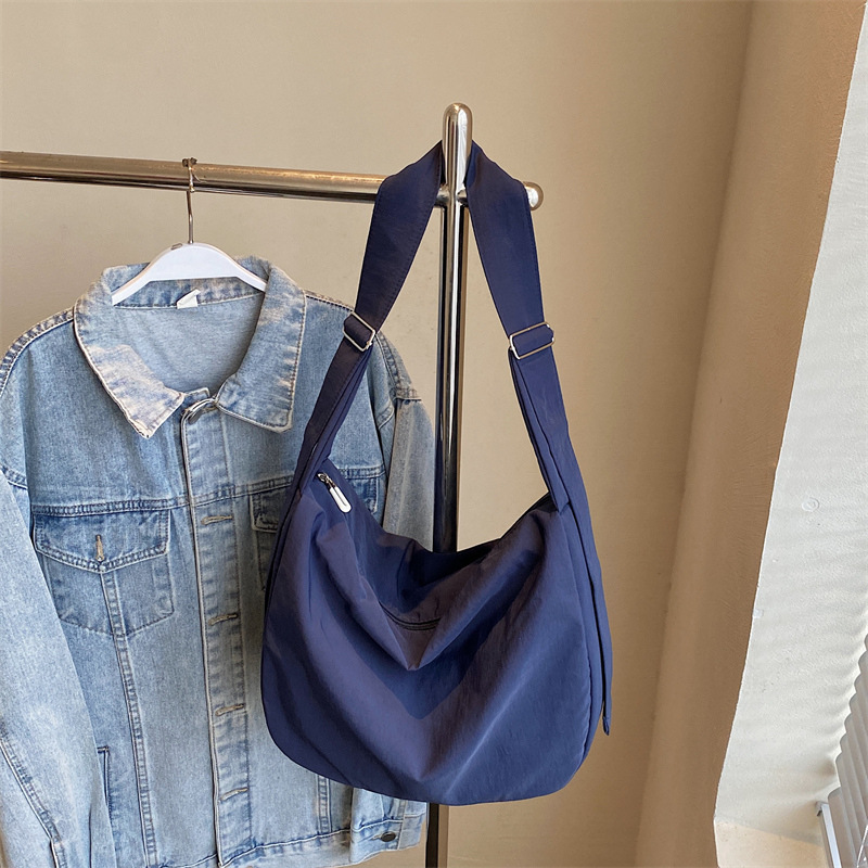 Bolsos de gran capacidad Bolsos de media luna de estilo perezoso para mujer Bolsos de bola de masa de mensajero de un solo hombro Bolsos de tela deportiva y de ocio de moda image 10