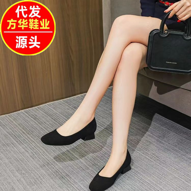 2026 nuevo cuatro temporadas de zapatos de trabajo de tacones bajos retro zapatos profesionales de mujer zapatos de soleas suaves de tacones gruesos negros puros