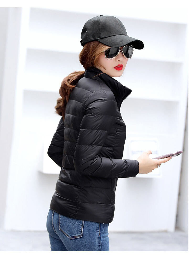 太って大きいサイズのダウンジャケットの女性の短いタイプの秋冬の新型のファッションのスタンドカラーの軽くて暖かいコートのファッションの上着