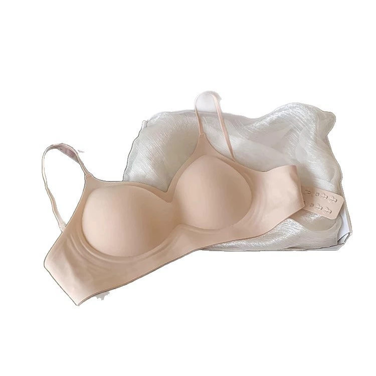 Women's slim breasts with no traces and extrinsic bras with small breasts that look big, soft, lifting, and anti-sagging bras