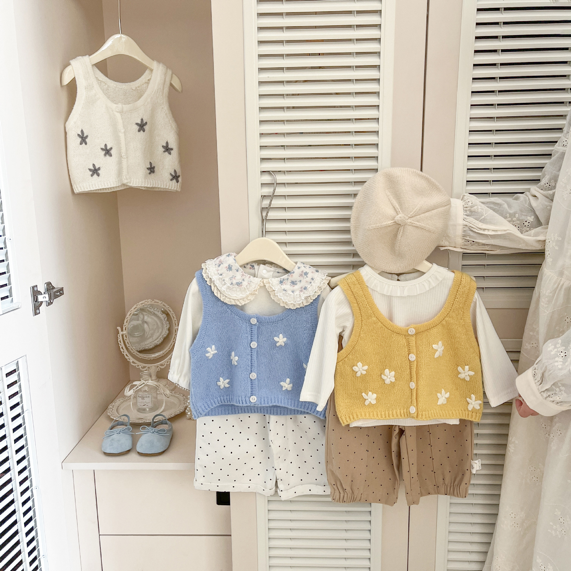 Chica coreana de moda chaleco de punto 2026 nuevo estilo extranjero niña plegable chaleco de cinturón de moda blusa delgada