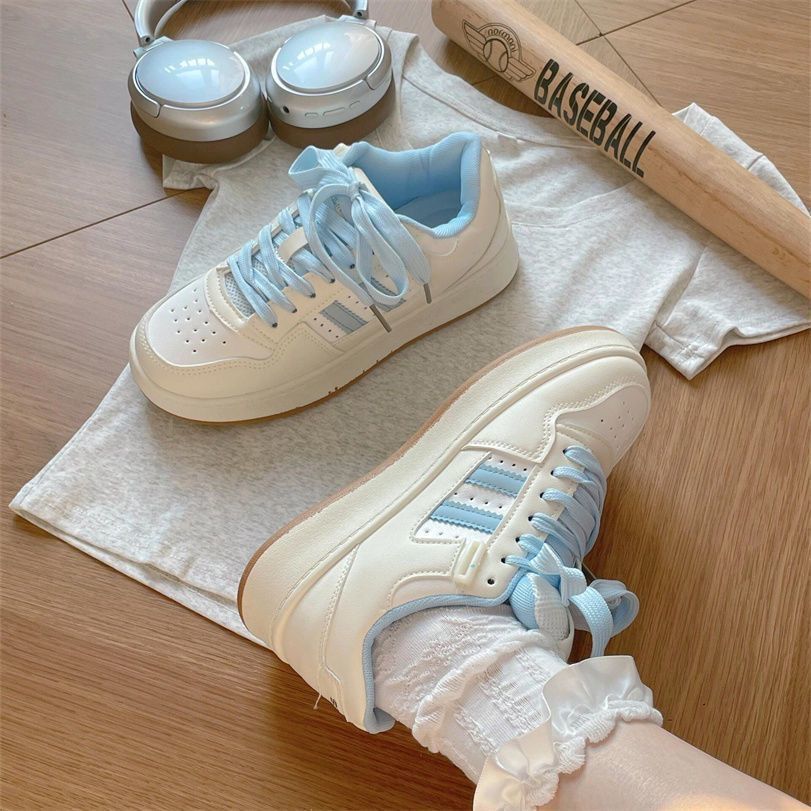 Zapatos blancos de suela gruesa para mujeres 2025 verano nuevo estilo de malla transpirable moda versátil ligero aumento de altura zapatos deportivos casuales