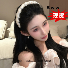 SWWは逆にサテンをつけて、スポンジの歯を厚くして、カチューシャを結っています。