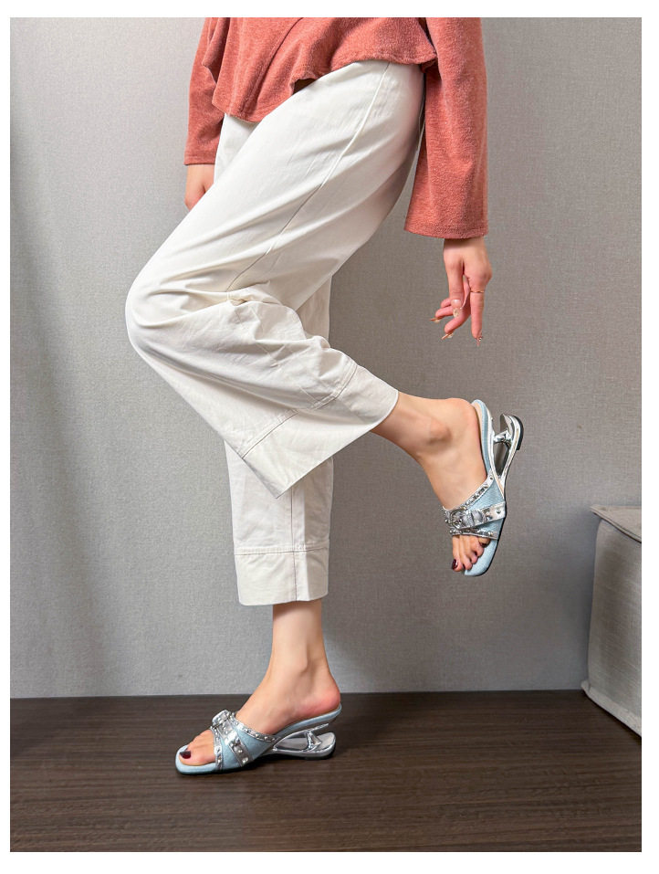 Dép sandal nữ quai ngang mũi vuông hở ngón, khóa kim loại đính đinh tán, gót dị hình tăng chiều cao 6 cm — Màu xanh dương, màu đen chi tiết 18