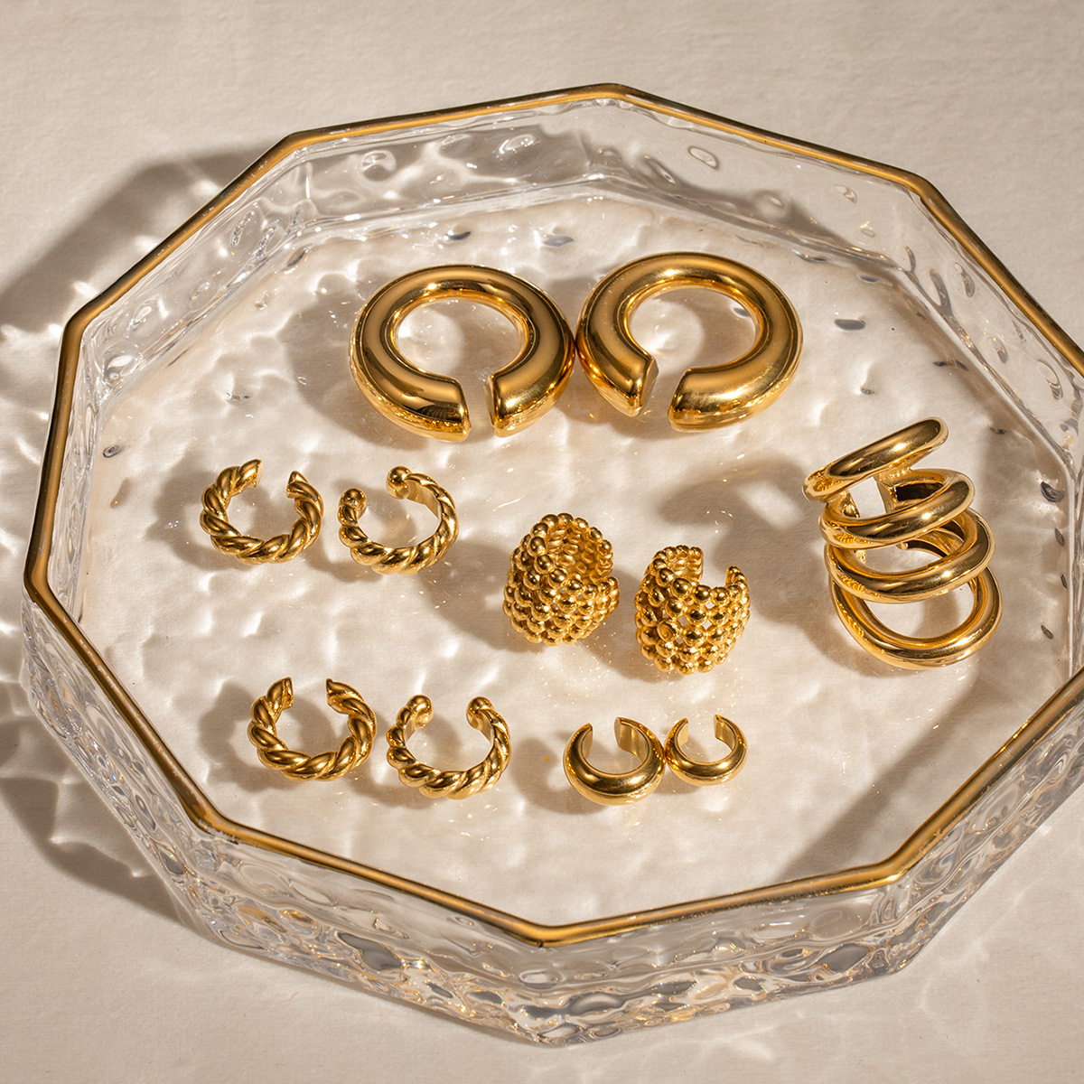 Europa y los Estados Unidos transfronterizos de acero inoxidable nuevo tipo de mujer alta sensación de 18k oro no decolor pendientes de orejas en aretes de torsión simple