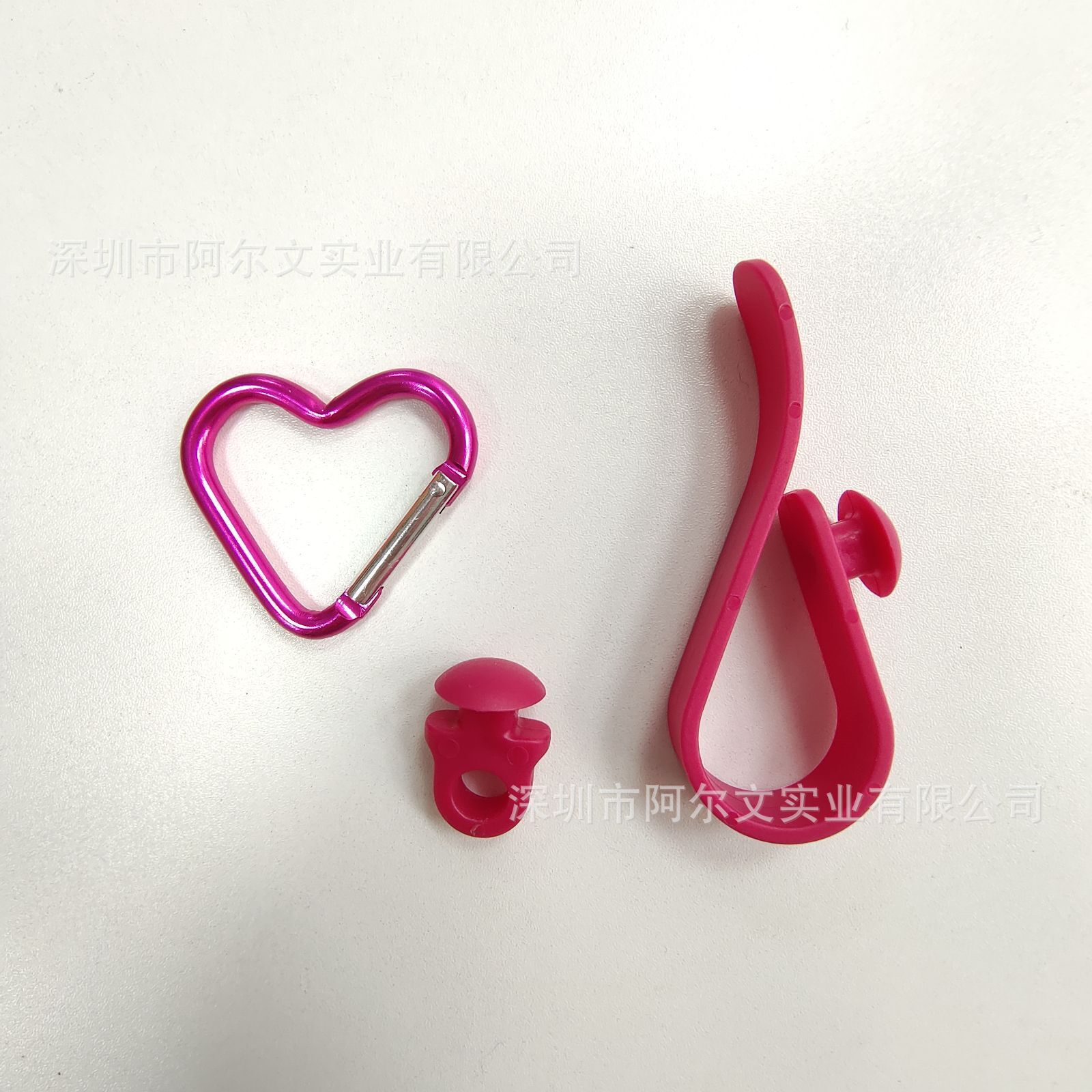 로즈 레드 후크 + 로즈 레드 버섯 머리 + 로즈 레드 러브 카라비너