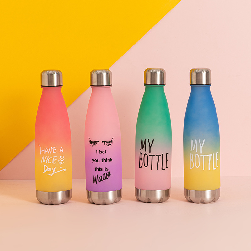 Botella de coco de gradiente transfronteriza especial de una sola capa, taza de plástico, tapa de acero al por mayor, fondo de acero, botella de agua para deportes al aire libre, taza de bolos