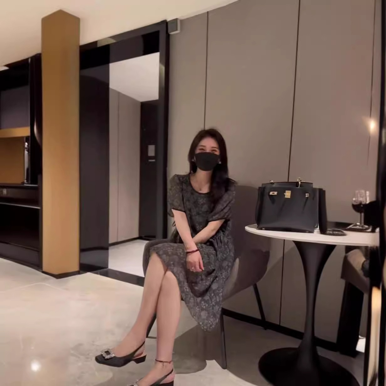 Váy liền A chữ tay ngắn cổ tròn in họa tiết chất liệu Tencel mềm mại — màu xám