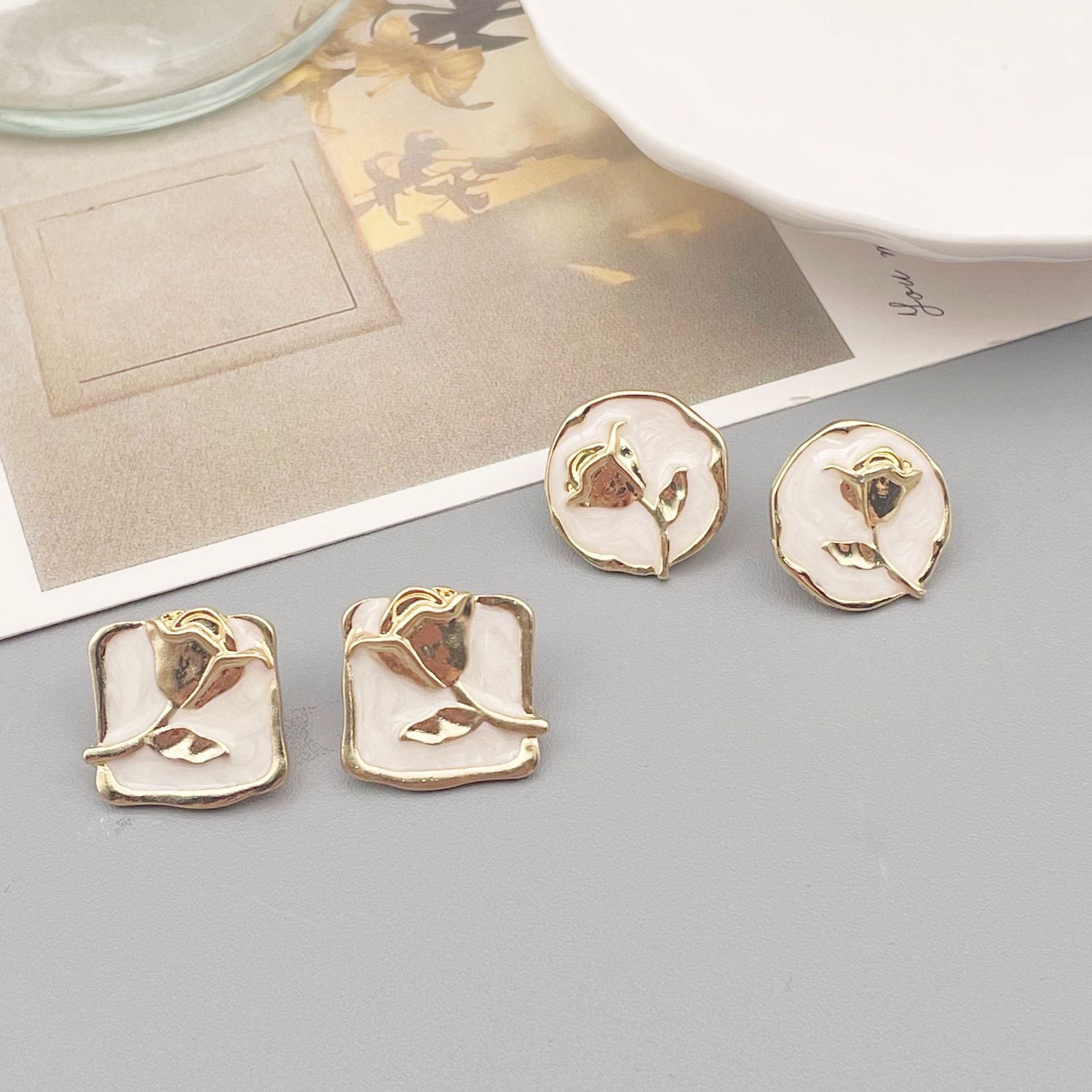 1 Pair Retro Flower Alloy Enamel Women's Ear Studs display picture 3