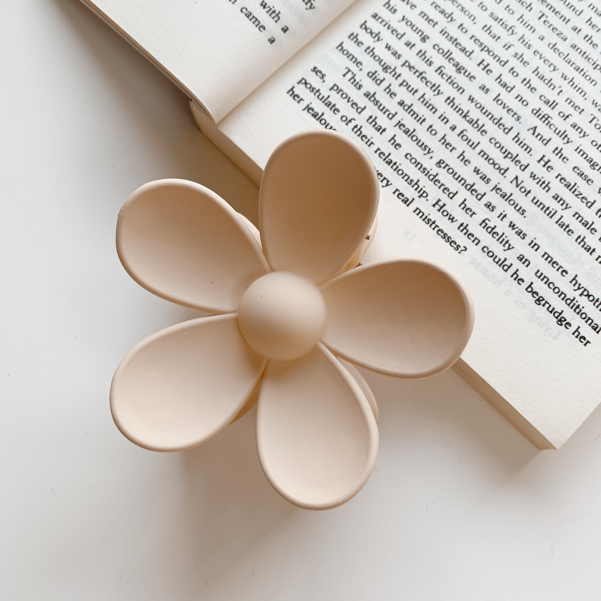 Leche marrón captura clip neto rojo 2022 Nueva horquilla trasera cabeza captura de pelo grande tiburón clip tocado horquilla para las mujeres