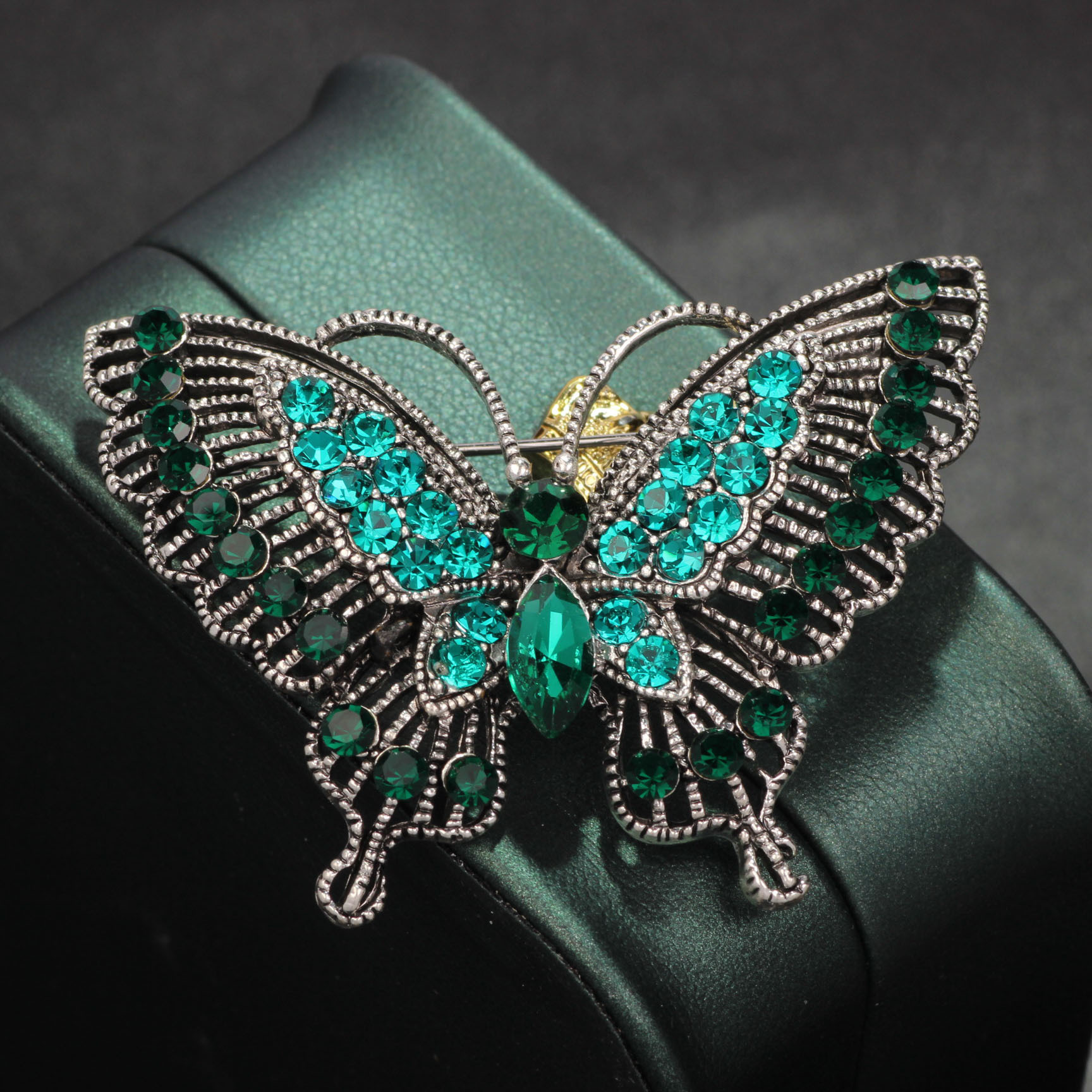 Spilla a farfalla verde con cristalli e diamanti design elegante_voghion.com