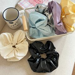 フランスのクリーム色の薄い皮の泡の大腸の輪の甘い日常の怠惰な風は馬尾の紐を刺して新しい髪を飾ります。