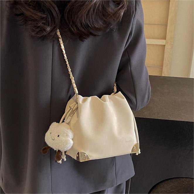 Bolsa de cubo popular de este año para las mujeres 2024 primavera y verano nuevo simple todo partido De alto sentido bolso de mensajero del hombro de las mujeres