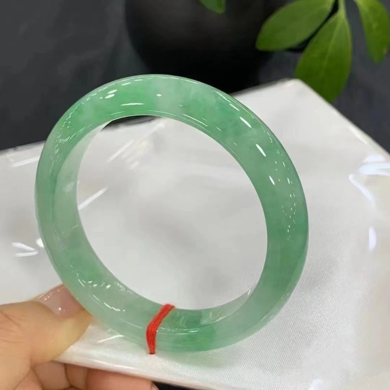 Vòng tay ngọc bích tự nhiên cao cấp màu xanh lá cây băng, đường kính trong 52–64 mm chi tiết 1