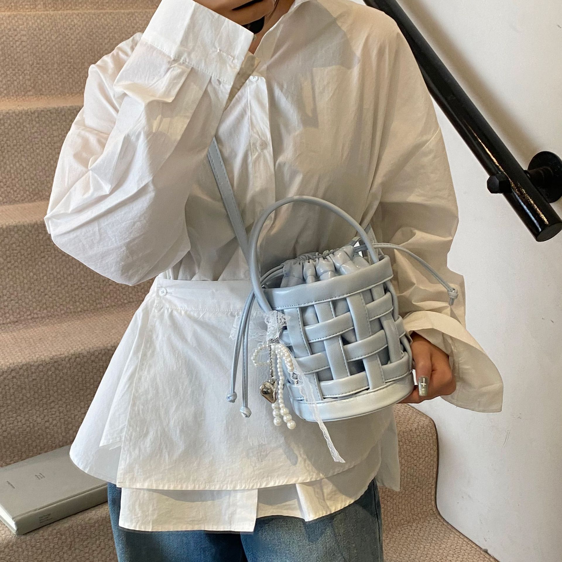 Bolso de mano tejido de nicho para mujer 2025 nuevo bolso de mensajero de moda simple y versátil bolso de verano bolso de cubo