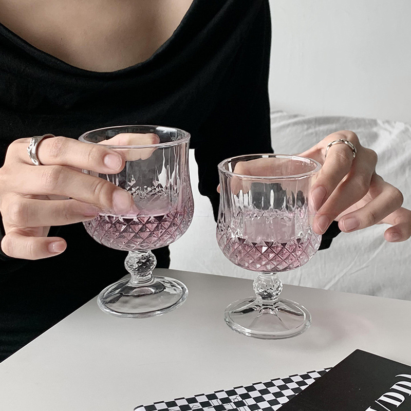 Taza de vidrio en relieve de diamantes estilo ins retro de alto valor copa de bebida de vino de frutas dulces copa de cóctel copa de vino tinto alto