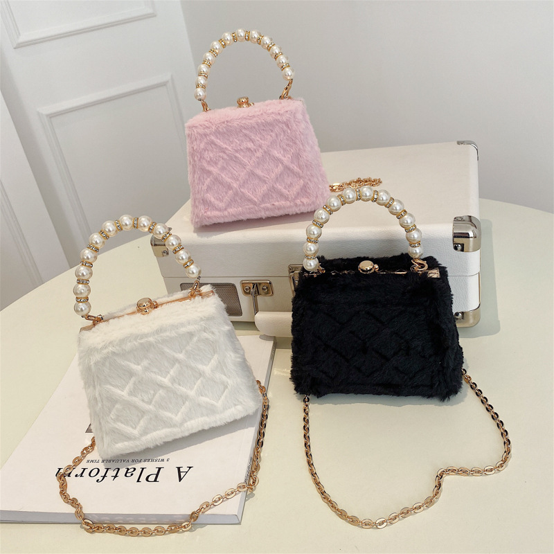Mochila de felpa para otoño/invierno 2024, estilo "pequeño lujo" con diseño de rombos y cadena, suave, adorable y de moda, tema de esquí