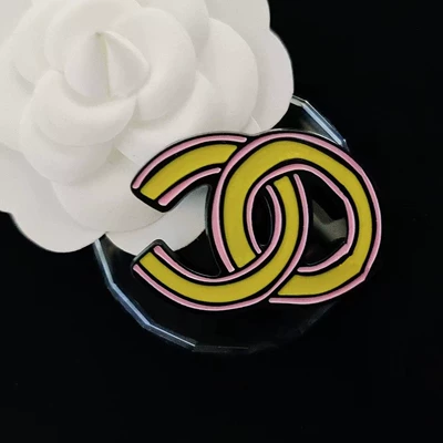 Chanel style brooch epoxy Yaxa sancaqları - yellow-surface-and-black-background-48mmx35mm