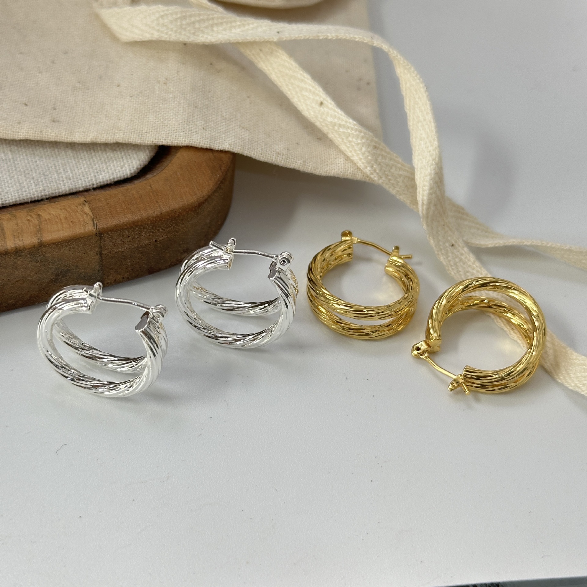 Double-Layer Twisted Metal Hoop Earrings Trendy Hoop Earrings for Women with an Exaggerated Design, Niche Light Luxury Earrings with a Sense of Line for Women