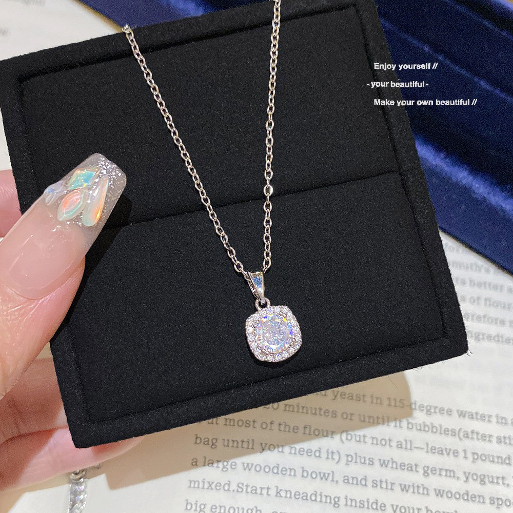 Collar de acero de titanio de estilo coreano, nicho de lujo accesible, colgante de diseño versátil, cadena de clavícula elegante de verano, accesorios que no se decoloran para mujer