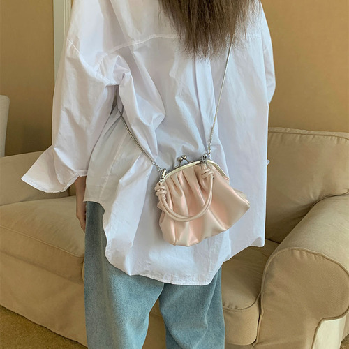 Sweet girl hand holding dumpling bag, Japanese and Korean ins high-quality pleated clip bag, shoulder chain crossbody bag for women