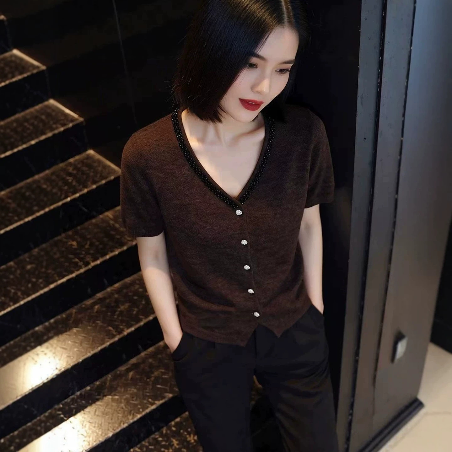 Áo dệt kim ngắn tay đính cườm màu cà phê form suông — màu cà phê chi tiết 1