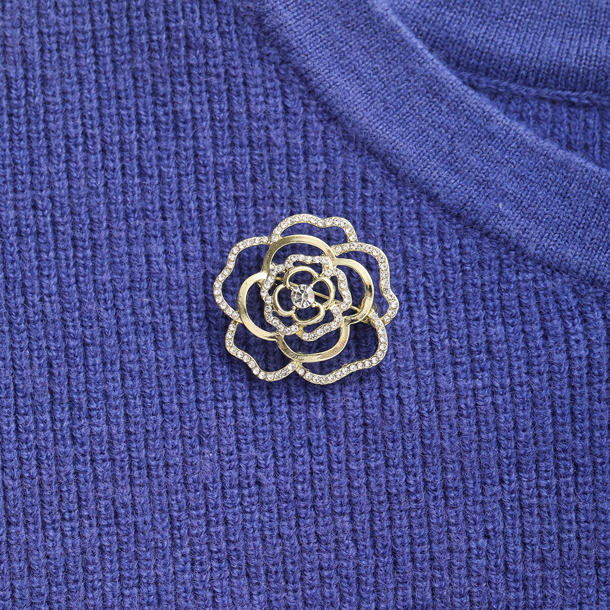 Spilla camelia in zircone per donna elegante pin stile chanel_voghion.com