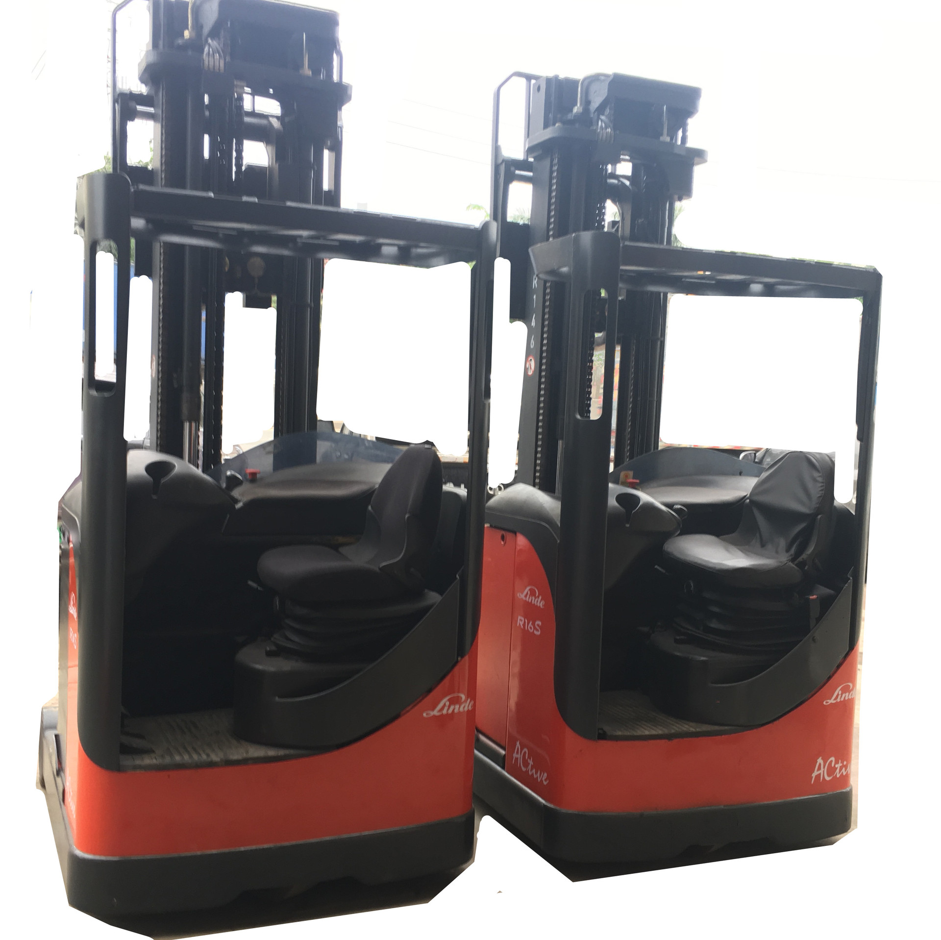 林德1.6吨侧坐前移式电动叉车三节全自由门架升高6.8米叉车出租