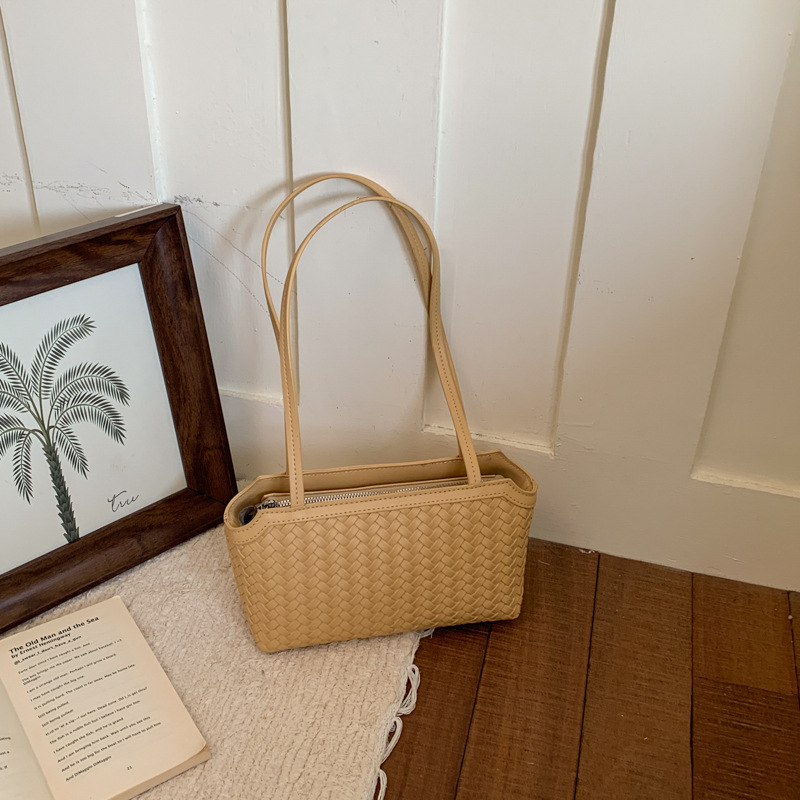 Moda fresca y alta capacidad trenzada bolsas axilales de nicho de nicho de diseño bolsas de mano diarias bolsas de viaje versátiles