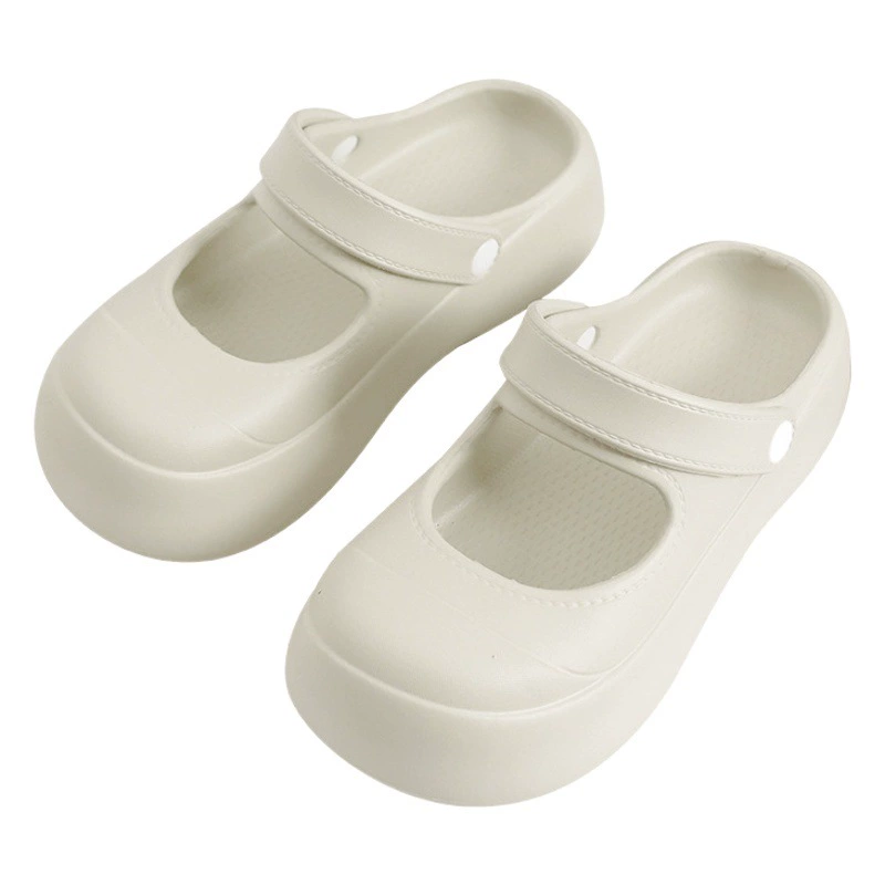 Летняя девушка чувствует Мэри Джейн тапочки