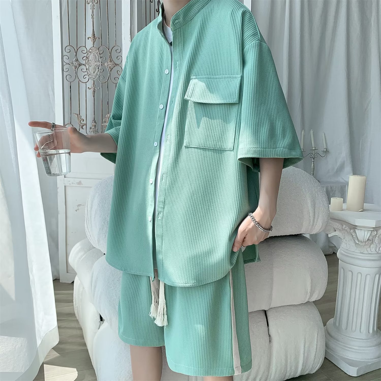 2024 nuevo estilo de moda estilo de Hong Kong de alta calidad traje de caída de seda de hielo pantalones cortos de camisa de manga corta para hombres control de dos piezas para hombres